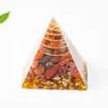 Orgon-Energie-Pyramide mit orangefarbenen Kristallen und goldener Metallspirale - Roter Achat / 3cm