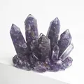 Détail macro d'un cluster de cristal violet avec socle en résine et prismes hexagonaux - Violet (Améthyste)