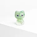 Makro-Detail einer niedlichen Katzenfigur aus grünem Kristall mit natürlichen Texturen - Aventurin-Jade