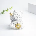 Gatto della fortuna in resina con cristalli bianchi e moneta d'oro per decorazione - Howlite
