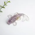 Handgefertigte Koi-Fisch-Dekofigur aus Harz mit violettem Amethyst und Goldfolie - Lavendel-Amethyst-Koi