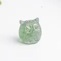Búho hecho a mano de resina con piedra de cristal verde y detalles en lámina de oro - Esmalte Esmeralda