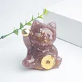 Statuetta gatto portafortuna in resina viola e lamina d'oro su piedistallo bianco - Quarzo Fragola