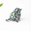 Statuetta gatto in resina con pietre di agata muschiata verde e dettagli oro - Rubino Zoisite