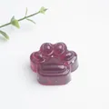 Macro-opname van rode hars kattenpoot decoratie met ingebedde luxe goudfolie snippers - Rood Glas