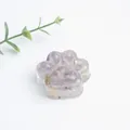 Vue détaillée de l'ornement patte de chat en résine avec cristaux violets et dorures - Violet Lavande