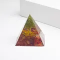 Handgefertigte 5-6cm Orgon Pyramide mit grünem Peridot und roten Jaspis Kristallen - Peridot Energiebaum Mit Roter Achat Basis (3) / 5cm