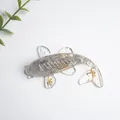 Figurine de carpe koi en résine avec flocons dorés et textures d'écailles fines - Koi Labradorite