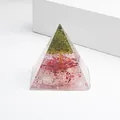 Handgefertigte Orgonit-Pyramide mit Rosenquarz und Kupferdrahtbaum auf weißem Grund - Peridot Energiebaum Mit Rosenquarz Basis (4) / 5cm