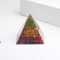 Vue détaillée d'une pyramide en résine avec arbre en fil, pierres vertes et base rouge - Arbre d'Énergie Péridot Avec Base en Agate Rouge (5)