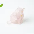 Statuina di gatto in resina rosa con scaglie d'oro per decorazione da scrivania - Quarzo rosa