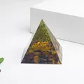 Vue macro détaillée de la pyramide d'orgonite avec le motif de l'arbre de vie en cristal - Arbre d'Énergie Péridot Avec Base en Oeil de Tigre (7)