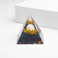 Détail macro de la pyramide d'orgone montrant l'obsidienne noire et les feuilles d'or - Cristal Blanc de Lotus Avec Base d'Obsidienne (8)