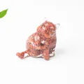 Statuina di gatto in resina con pietre di cristallo marrone in posa che si graffia - Diaspro Rosso