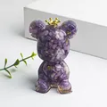 Handgefertigte Bärenfigur aus Harz mit Amethyst-Steinen und einer kleinen Goldkrone - Kunzit-Stil