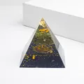 Orgon-Pyramide mit Peridot-Energiebaum und schwarzem Kristallsockel aus Epoxidharz - Peridot Energiebaum Mit Schwarzer Steinbasis (1) / 5cm
