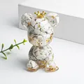 Kronenbär-Statue mit weißen Kristallsteinen und Goldfolienflocken auf einem Podest - Weißer Türkis-Stil