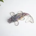 Figurine de carpe koï en résine avec cristaux violets et incrustations de feuilles d'or - Koi Tourmaline