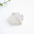 Ornement de patte de chat en résine translucide avec flocons d'or et finition blanc - Opale
