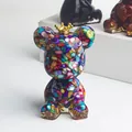 Kristall-Bärenfigur aus Harz mit bunten Steinen und goldener Krone als Deko - Regenbogen-Muschel-Stil