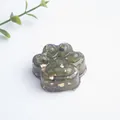 Donkergroene hars kattenpoot ornament met gouden folievlokken op witte achtergrond - Peridot