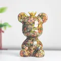 Bärenfigur aus Harz mit grünen Naturkristallen und einem goldenen Kronendetail - Unakit Stil