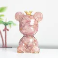 Bärenfigur aus rosa Harz mit Erdbeerquarz-Steinen und goldener Kronen-Dekoration - Erdbeerquarz Stil