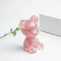 Figurine d'ours rose en résine et éclats de cristal de quartz rose naturel - Quartz rose