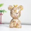Bärenfigur aus Harz mit natürlichen weißen Kristallsteinen und goldener Krone - Rutilquarz Stil
