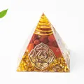 Makro-Detail der Orgonit-Pyramide mit rotem Jaspis und goldenem Wurzelchakra-Symbol - 3cm / Roter Jaspis