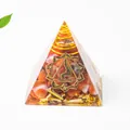 Makroaufnahme der Orgon-Pyramide mit Karneol-Kristallen und Sakralchakra-Symbol - 3cm / Roter Achat