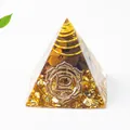 Detailansicht der 7 Chakra Orgon-Pyramide mit Tigerauge-Steinen und Kupferspirale - Tigerauge