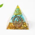 Detail einer Orgon-Pyramide mit Türkissteinen, Kupferspirale und Chakra-Symbol - 3cm / Türkis