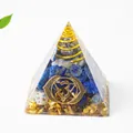 Detailansicht der 7 Chakra Orgonit-Pyramide mit Lapislazuli-Kristallen und Metallspirale - Lapislazuli