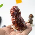 Detailansicht der handgefertigten Harz Hundefigur mit rotem Kristall und Goldfolie-Dekor - Roter Jaspis