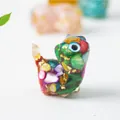 Détail macro d'un chat en résine avec des pierres de cristal colorées et feuilles d'or - 36x32x22mm / Coquillage Coloré