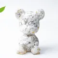 Figurine d'ours en cristal naturel blanc avec détails élégants en feuille d'or - Howlite