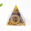 Makroaufnahme einer Orgon-Pyramide mit Amethyst-Steinen und goldenem Om-Symbol - 3cm / Amethyst