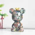 Orgonit-Bärenfigur mit natürlichen bunten Kristallen und goldener Kronendetail - Ozeanjaspis-Stil