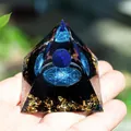 Orgonit Energie-Pyramide mit blauer Lapislazuli-Kugel und Blattgold in der Hand - Lapislazzuli Stil (A1)