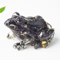 Niedliche Froschfigur aus schwarzem Kunstharz mit Blattgold-Kristallsplittern - Obsidian