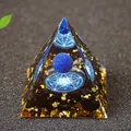 Orgonit-Pyramide mit Lapislazuli-Kugel und schwarzem Obsidian auf dunklem Hintergrund - Lapislazzuli Obsidian Stil (B1)