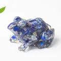 Froschfigur aus Lapislazuli-Kristall und Harz mit tiefblauen und goldenen Sprenkeln - Lapislazuli