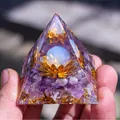 Handgehaltene Orgon-Pyramide mit Amethysten, Goldfolie und einer leuchtenden Mondsteinkugel - Amethyst Mondstein Stil (A2)