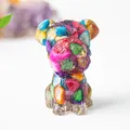 Makro-Detail einer Schnauzer-Hundefigur mit bunten Naturkristallsteinen aus Kunstharz - Bunte Muschel