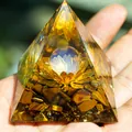Orgonit-Pyramide mit Lotusblume Kristallkugel und Tigerauge-Steinen in der Hand - Tigerauge Lotus Stil (A3)