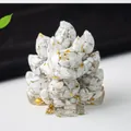 Detalle macro de zorro de nueve colas en resina con piedras blancas y pan de oro - Howlita / 4 Cm De Alto
