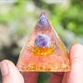 Orgon-Pyramide mit Amethystkugel und rosa Quarzkies auf goldenem Lotussockel - Amethyst Rosenquarz Lotus Stil (A4)