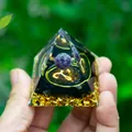 Makroaufnahme einer Amethyst Kristallpyramide mit Energiesymbol und Obsidian - Widder