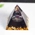 Mystisches Harz-Pyramiden-Ornament mit innerer Kristallkugel und Goldfolienflocken - Pentagramm Skelett Stil (A7)